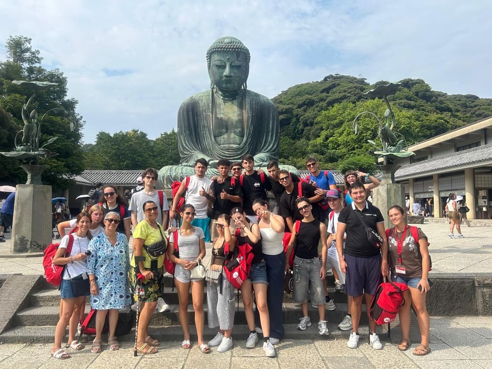 Il gruppo di Speak Easy in viaggio studio in Giappone, davanti al Grande Buddha di Kamakura